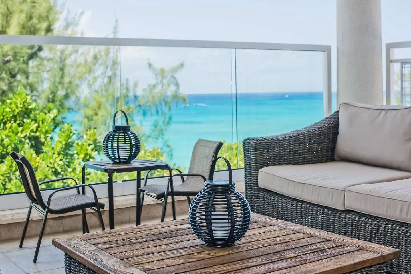 Seabreeze 8 - Luxury 4-Bedroom On Seven Mile Beach location